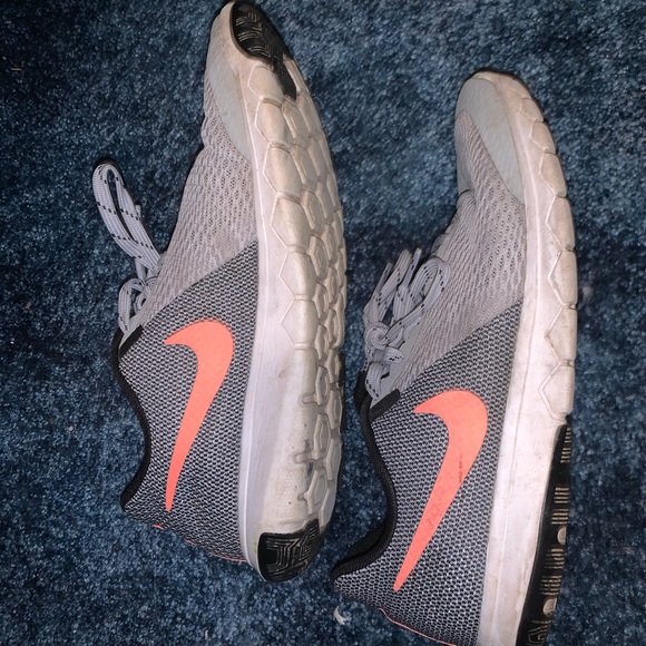 Nike tennis shoes - Picture 3 of 4